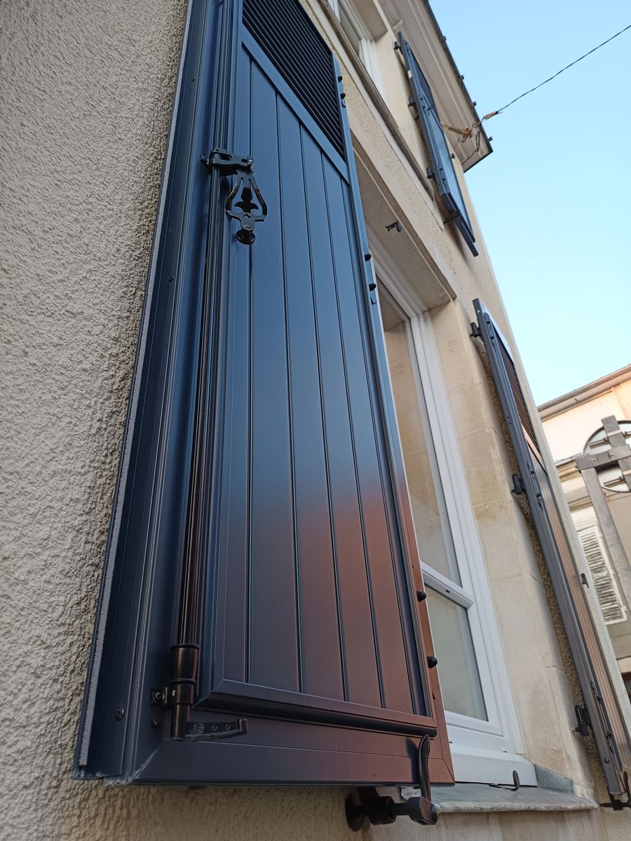 Volet battant aluminium gris anthracite facade ville pose 01