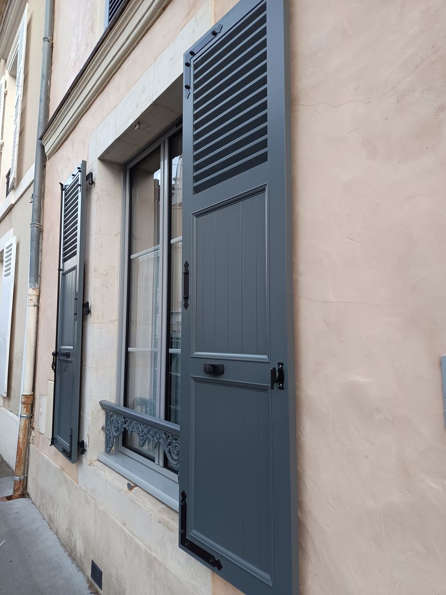 Volet battant aluminium gris anthracite facade ville pose 03
