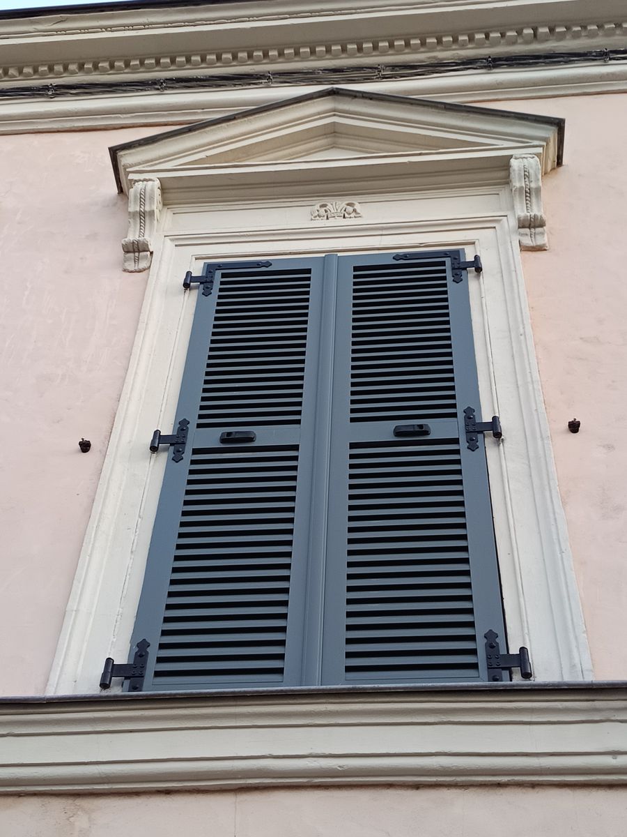 Volet battant aluminium gris anthracite facade ville pose 04