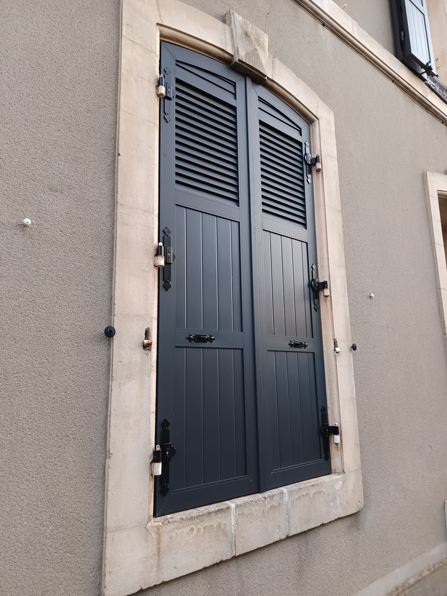Volet battant aluminium gris anthracite facade ville pose 05