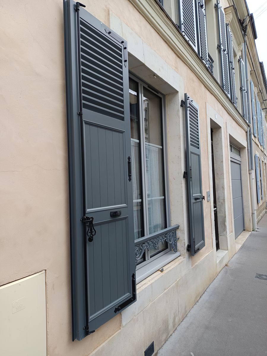 Volet battant aluminium gris anthracite immeuble pierre pose 01