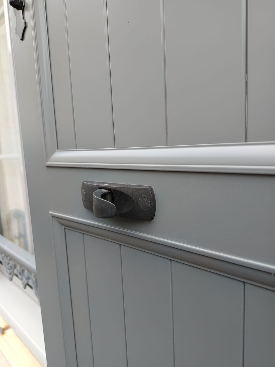 Volet battant aluminium gris anthracite immeuble pierre pose 02