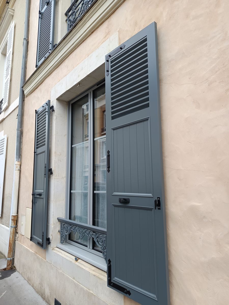 Volet battant aluminium gris anthracite immeuble pierre pose 03