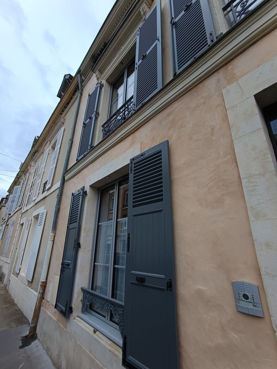 Volet battant aluminium gris anthracite immeuble pierre pose 04