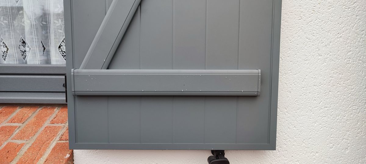 Volet battant aluminium gris anthracite pose chantier pose 01