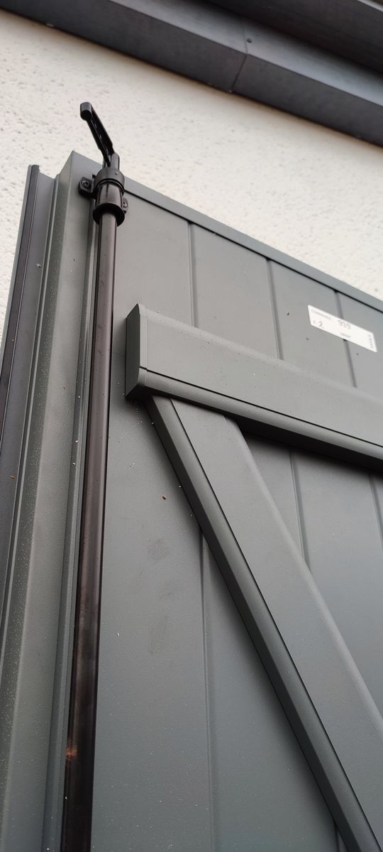 Volet battant aluminium gris anthracite pose chantier pose 02