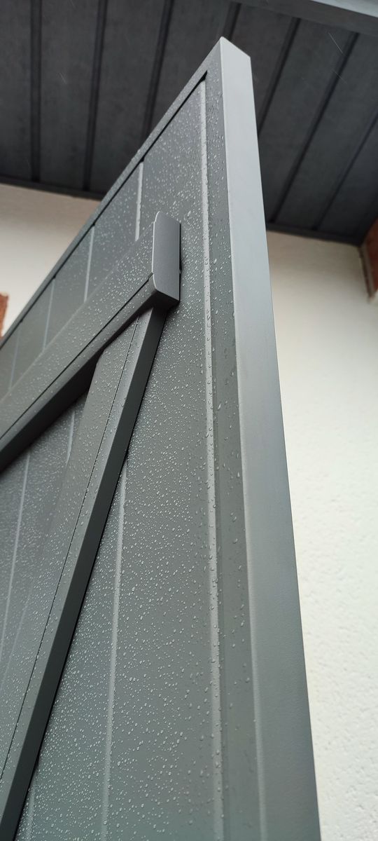 Volet battant aluminium gris anthracite pose chantier pose 04