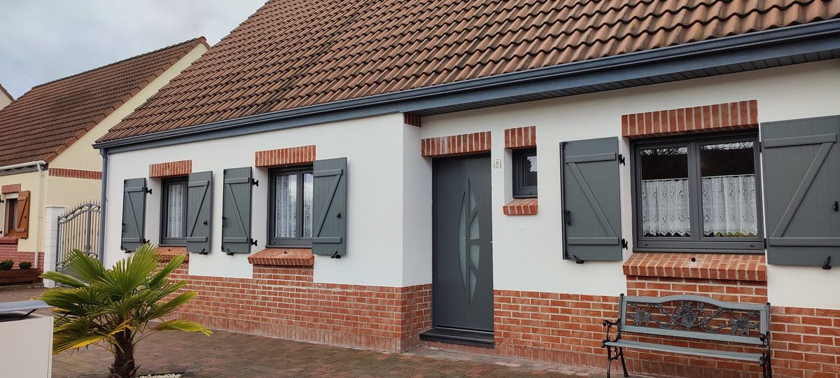 Volet battant aluminium gris anthracite pose chantier pose 05