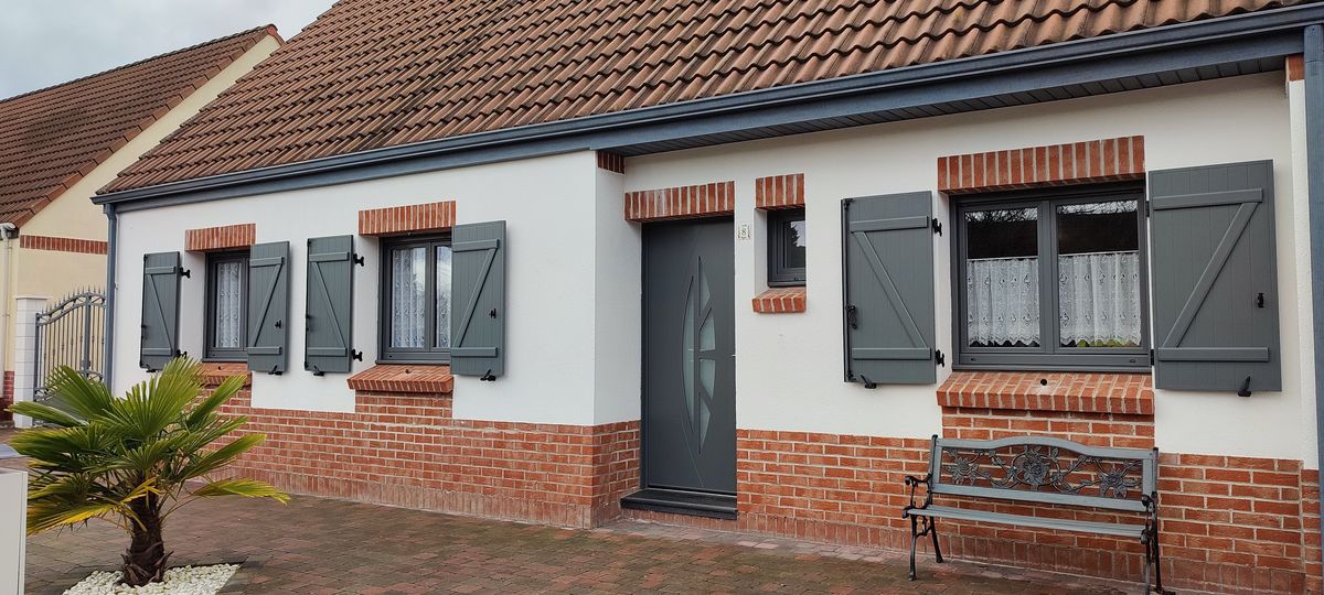 Volet battant aluminium gris anthracite pose chantier pose 06