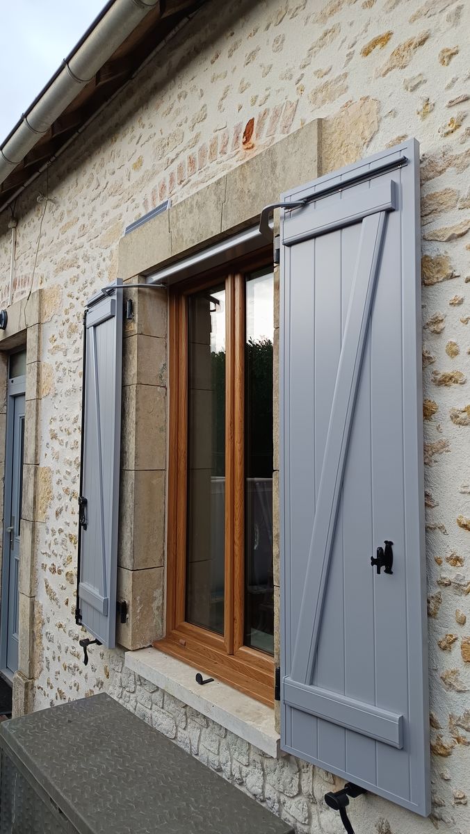 Volet battant aluminium gris bleu maison pierre pose 01