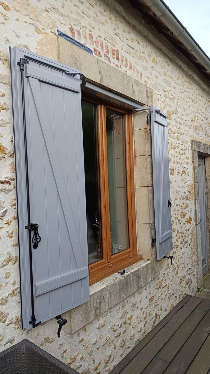 Volet battant aluminium gris bleu maison pierre pose 02
