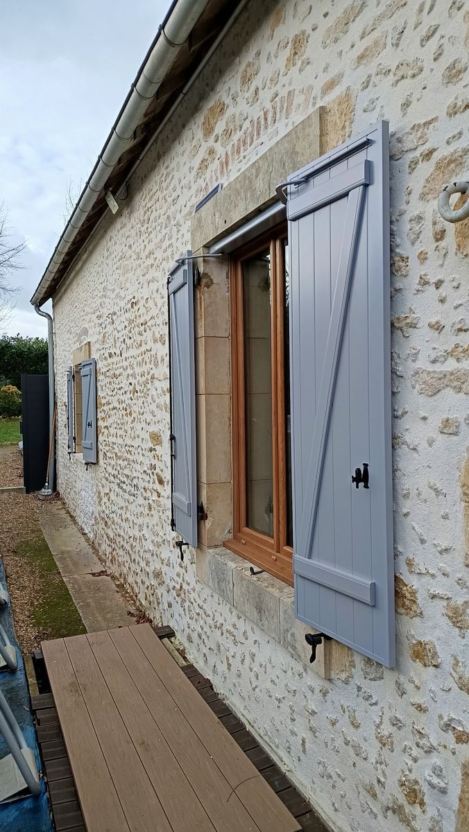 Volet battant aluminium gris bleu maison pierre pose 03