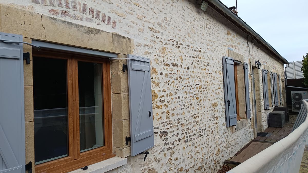 Volet battant aluminium gris bleu maison pierre pose 04