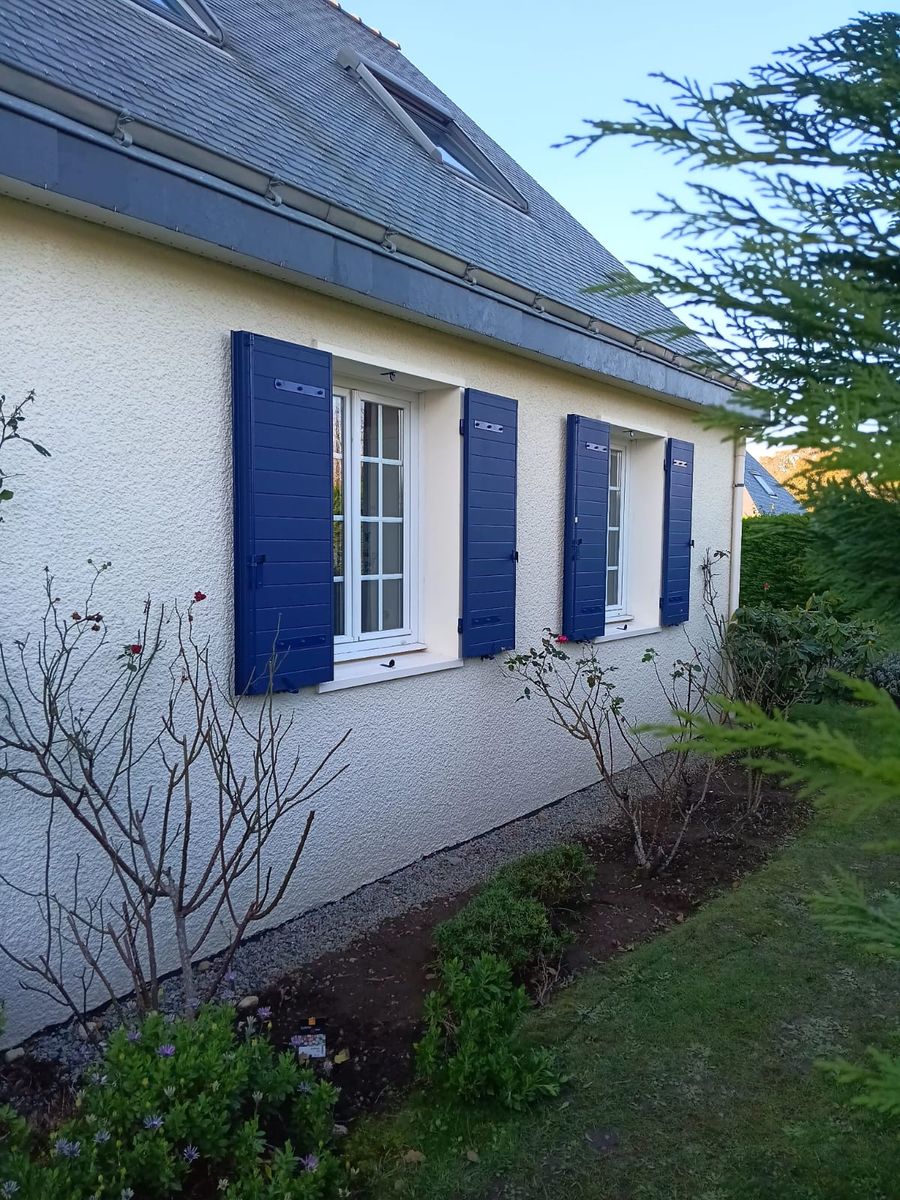Volet battant aluminium gris bleu pose maison sur mesure Ile-de-France
