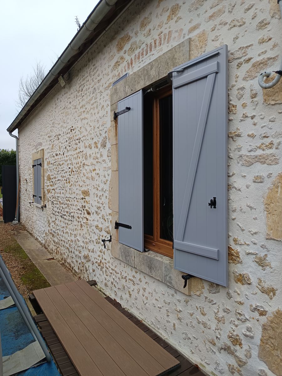 Volet battant aluminium gris clair maison pierre pose 01
