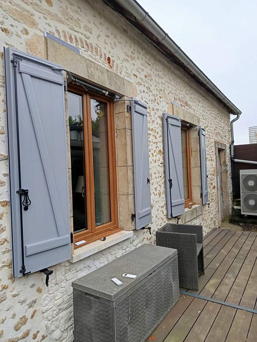Volet battant aluminium gris clair maison pierre pose 02
