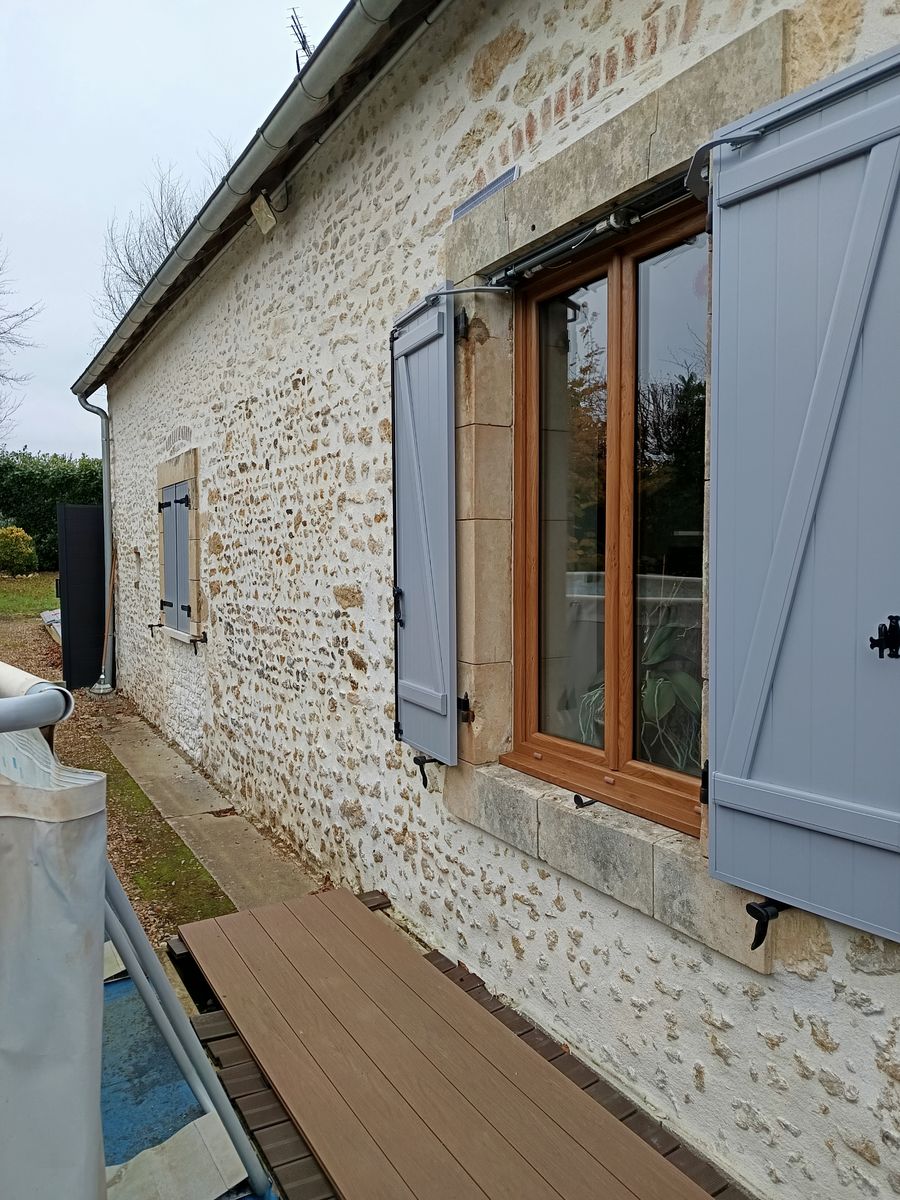 Volet battant aluminium gris clair maison pierre pose 03