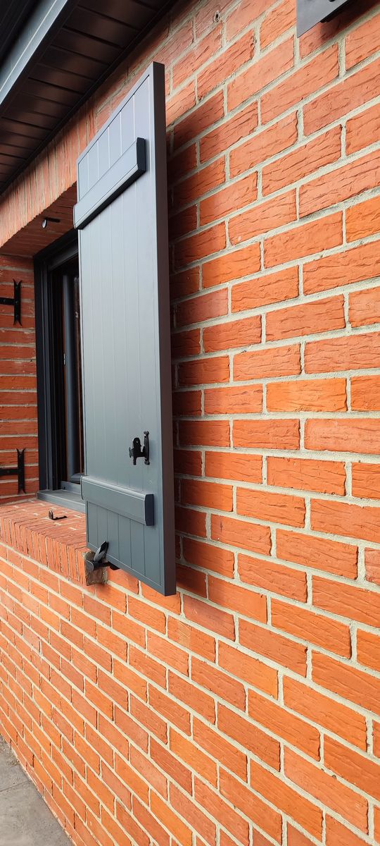 Volet battant aluminium gris detail finition pose 02