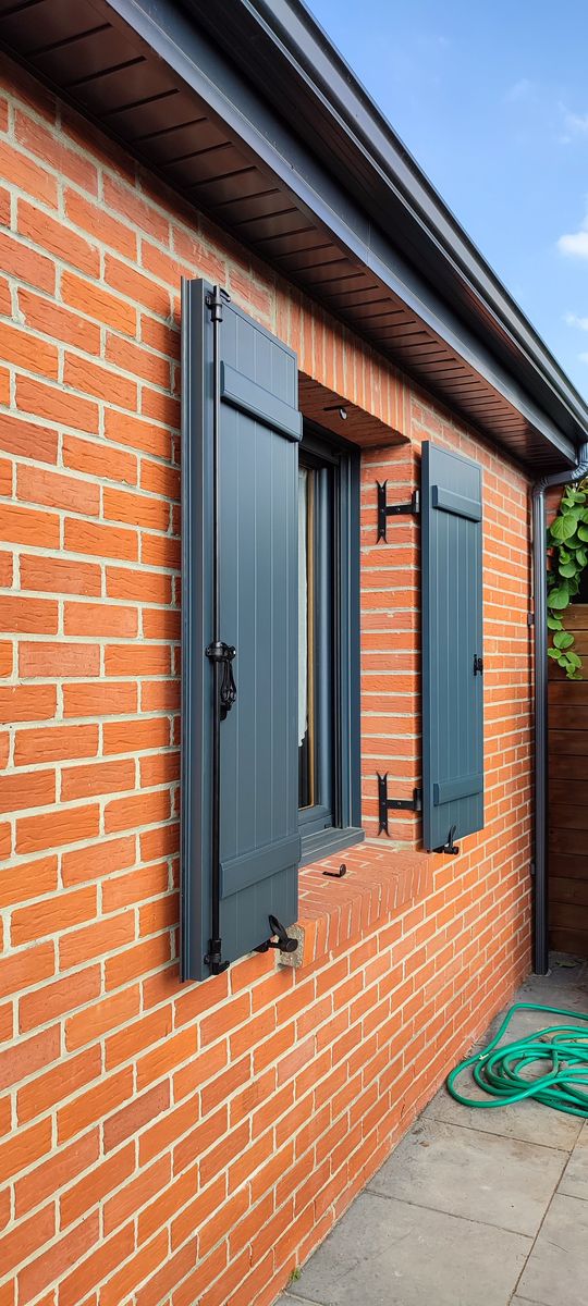 Volet battant aluminium gris detail finition pose 03