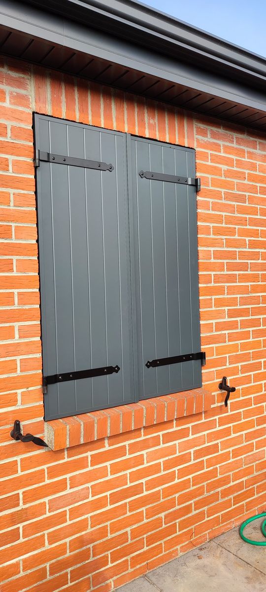 Volet battant aluminium gris detail finition pose 04