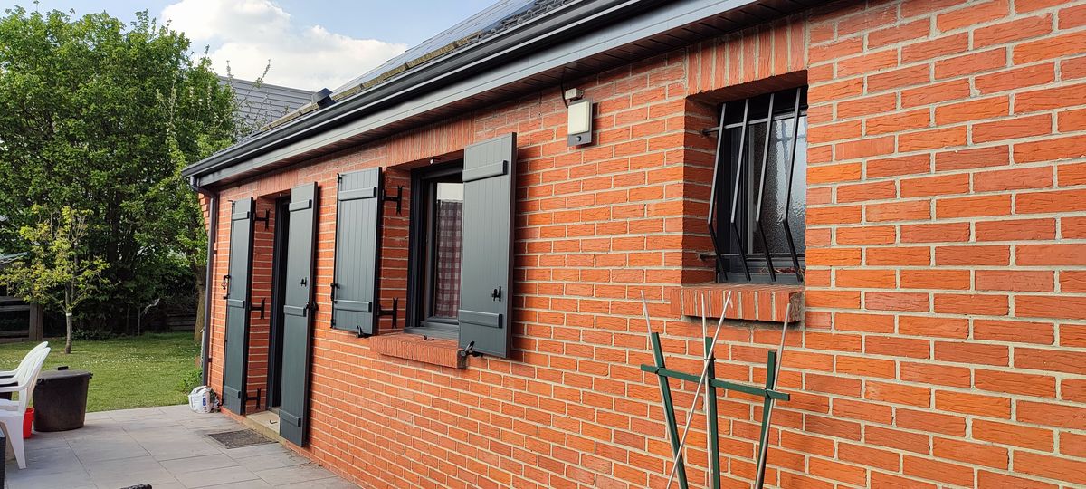 Volet battant aluminium gris detail finition pose 05
