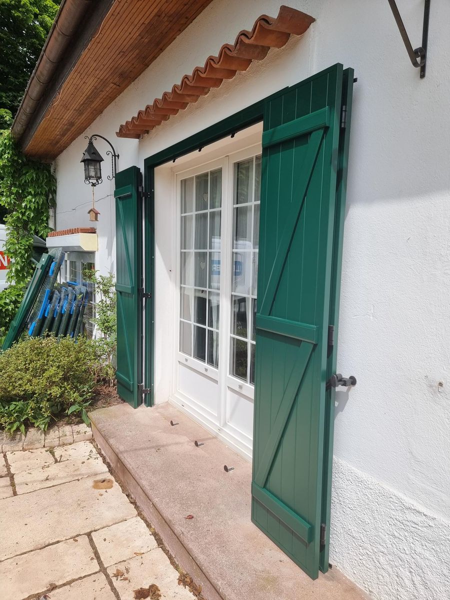 Volet battant aluminium gris detail panneau pose 01