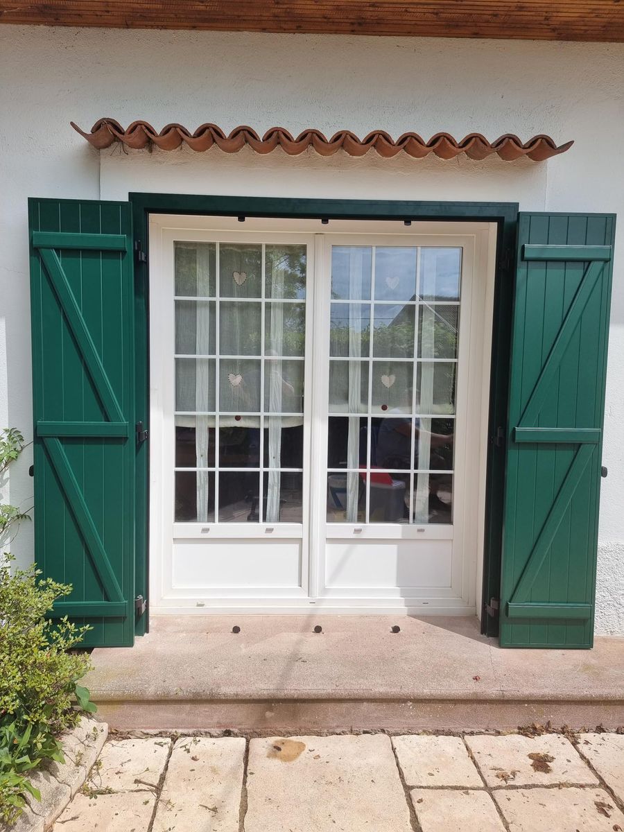 Volet battant aluminium gris detail panneau pose 02
