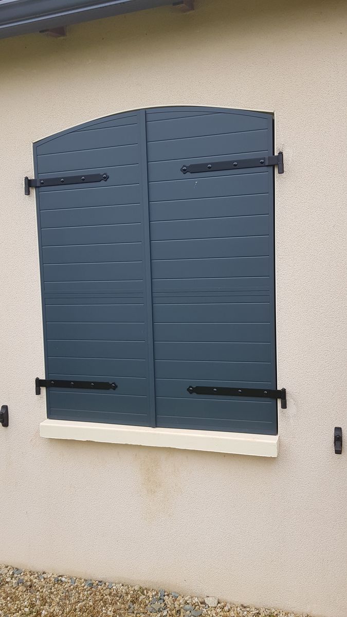 Volet battant aluminium gris facade contemporaine pose 01