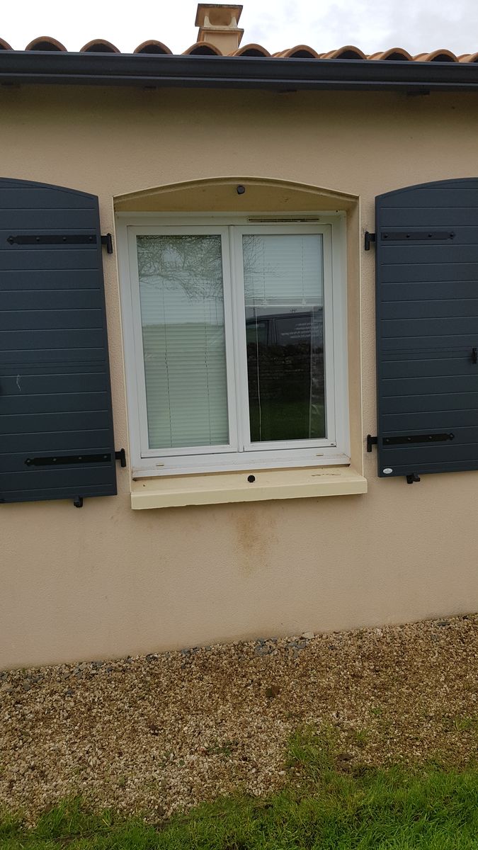 Volet battant aluminium gris facade contemporaine pose 02
