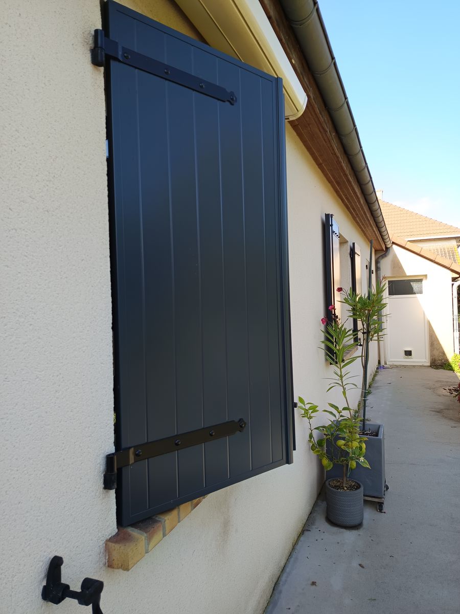 Volet battant aluminium noir pose atelier pose 04