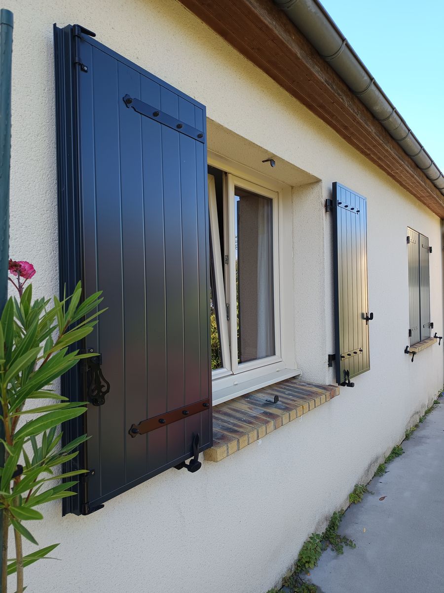 Volet battant aluminium noir pose atelier pose 05