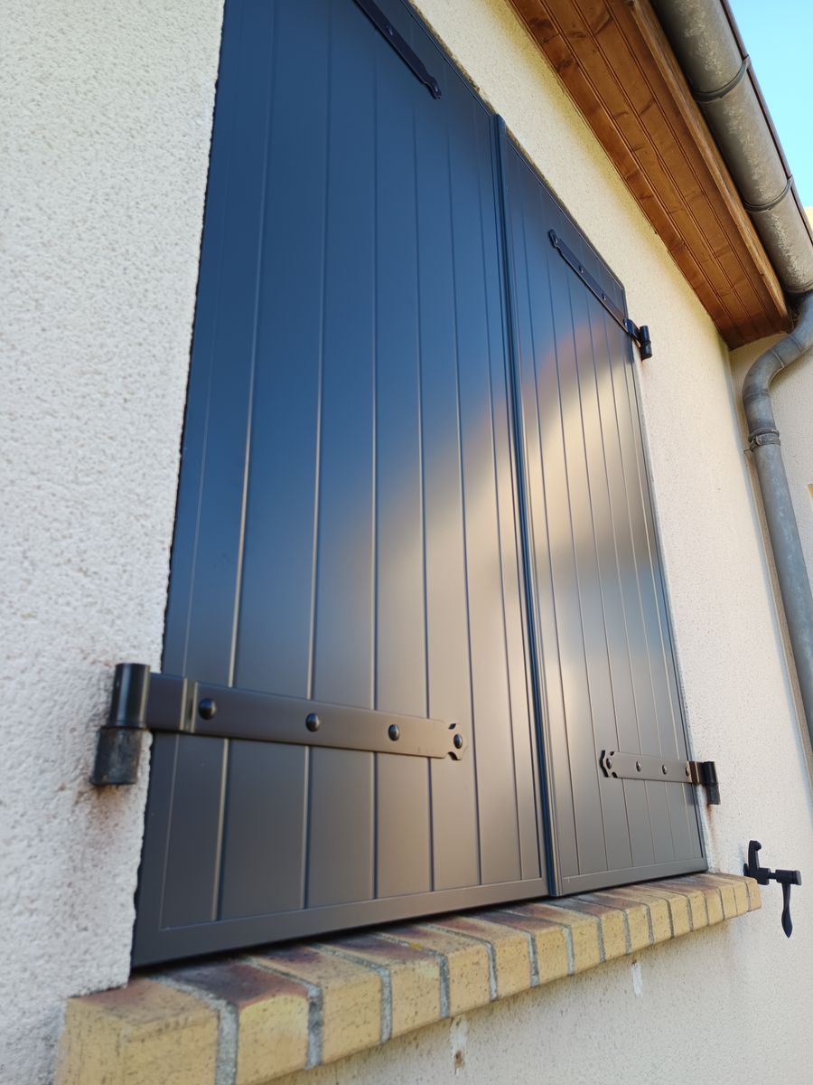 Volet battant aluminium noir pose atelier pose 08