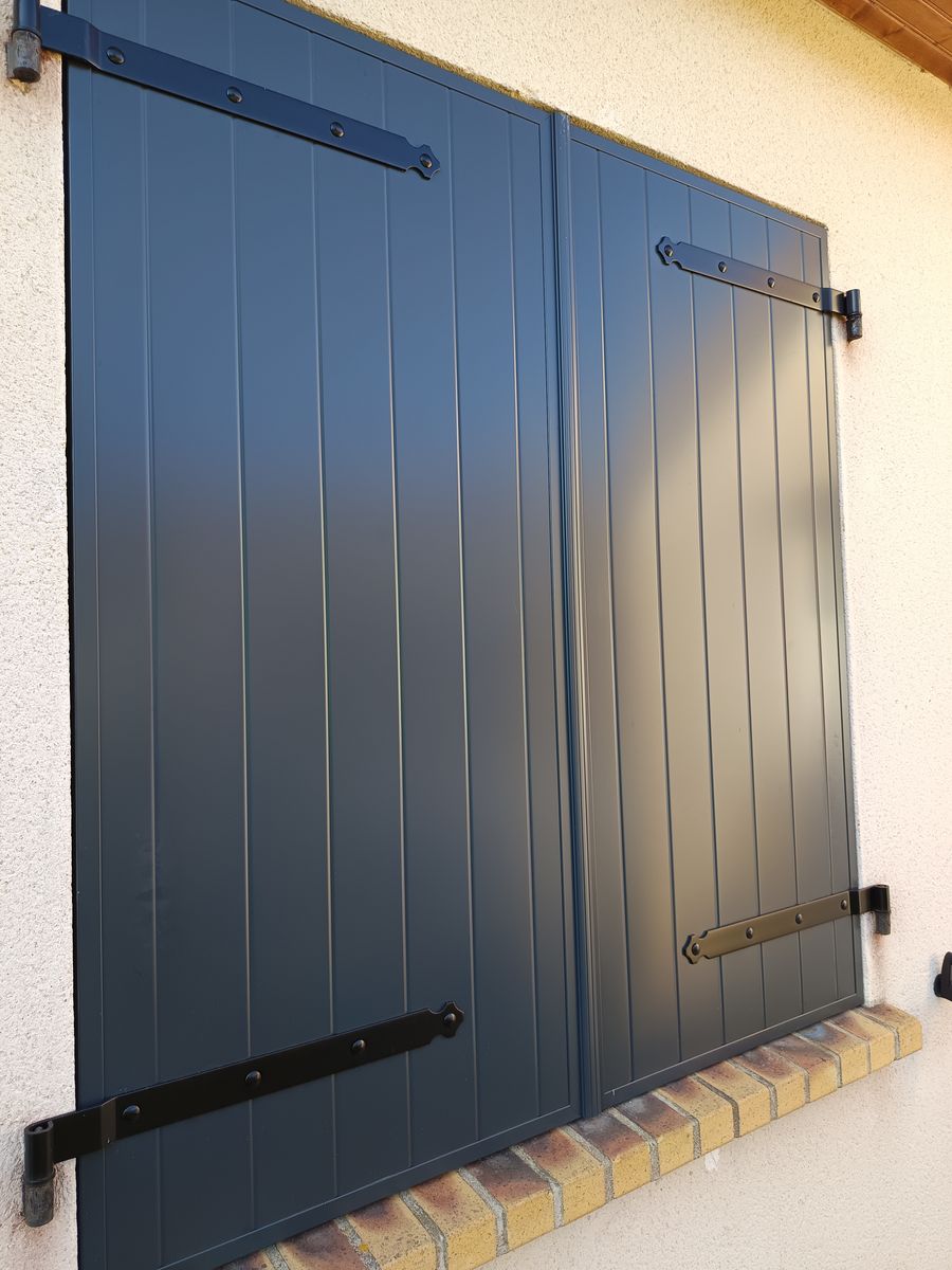 Volet battant aluminium noir pose atelier pose 09