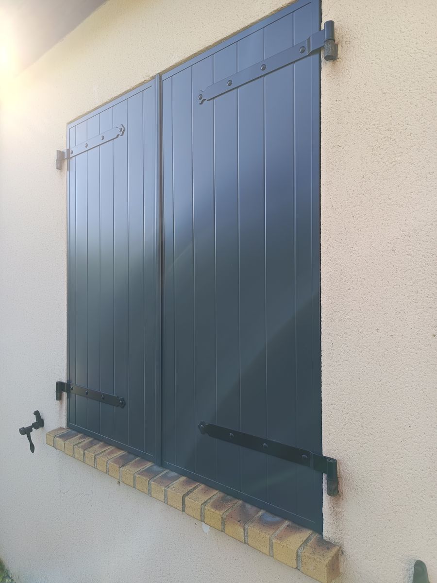 Volet battant aluminium noir pose atelier pose 10