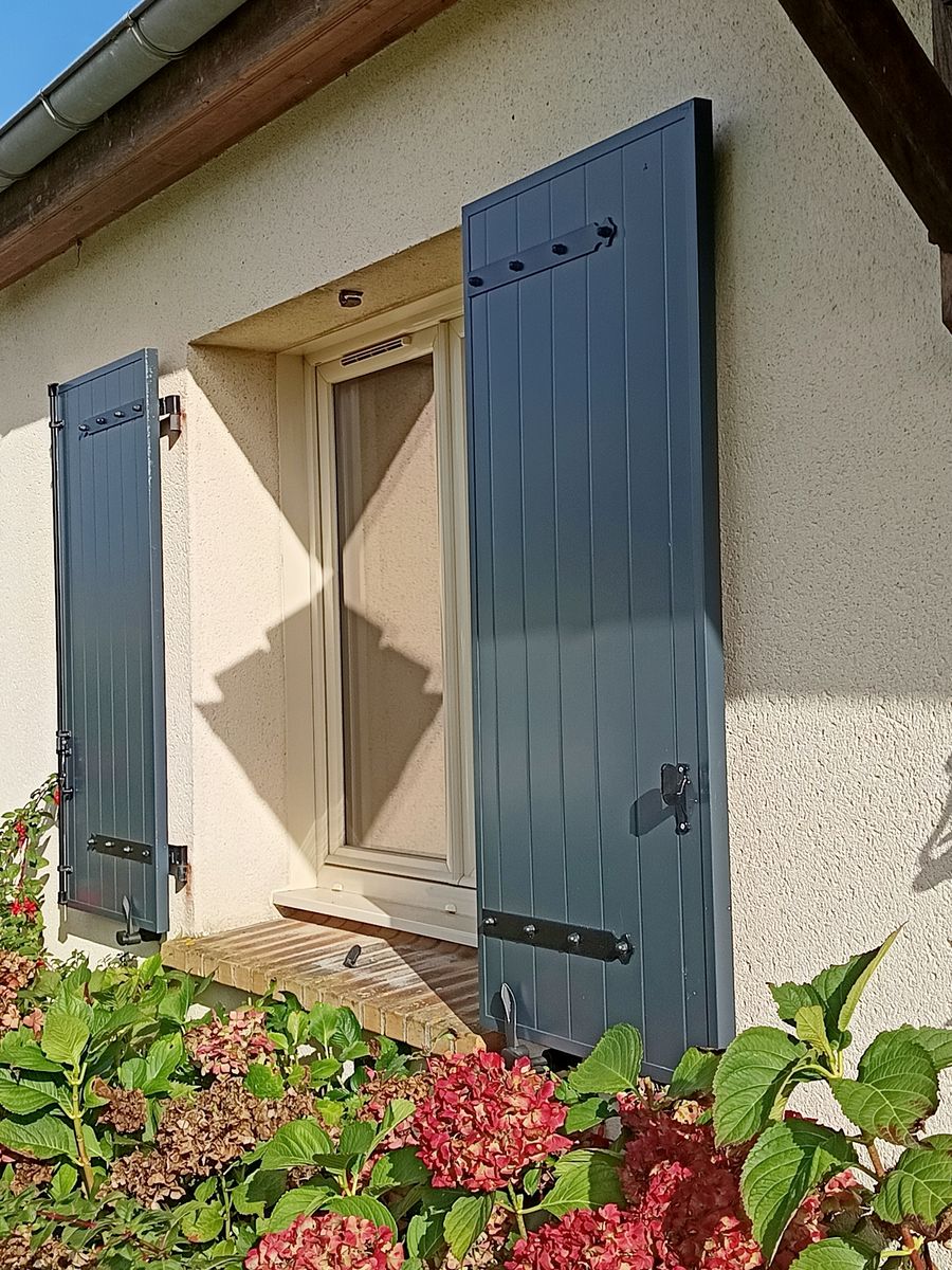 Volet battant aluminium noir pose atelier pose 13