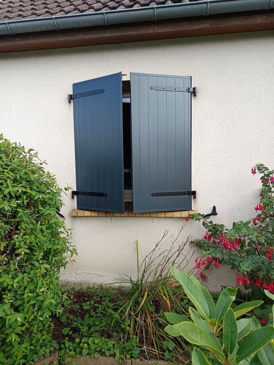 Volet battant aluminium noir pose atelier pose 15