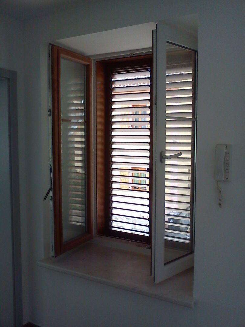 Volet battant aluminium persienne fenetre ouverte vue interieure