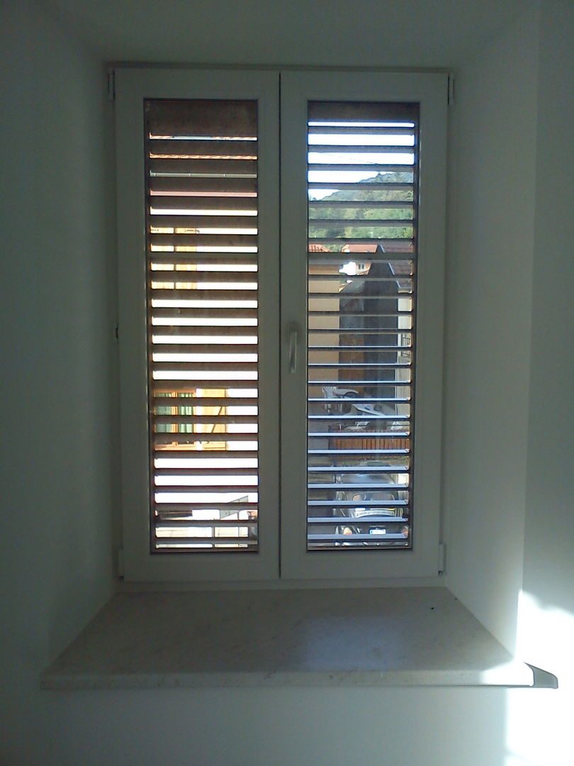 Volet battant aluminium persienne vue interieure lumiere naturelle