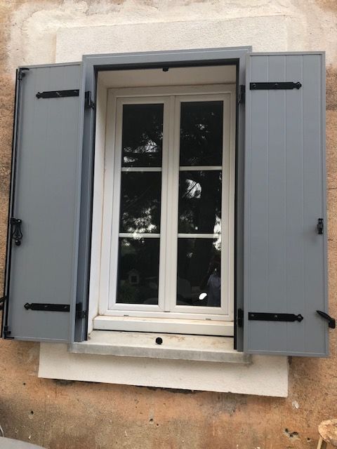 Volet battant aluminium chantier installation Seine-et-Marne