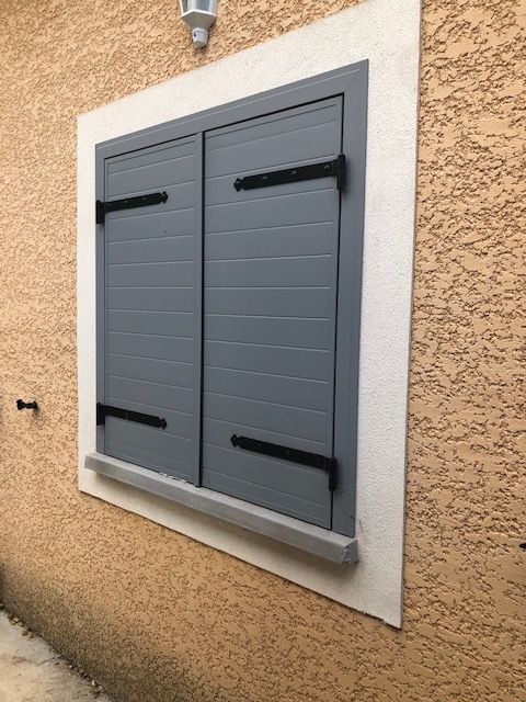 Volet battant aluminium installation sur mesure maison Seine-et-Marne