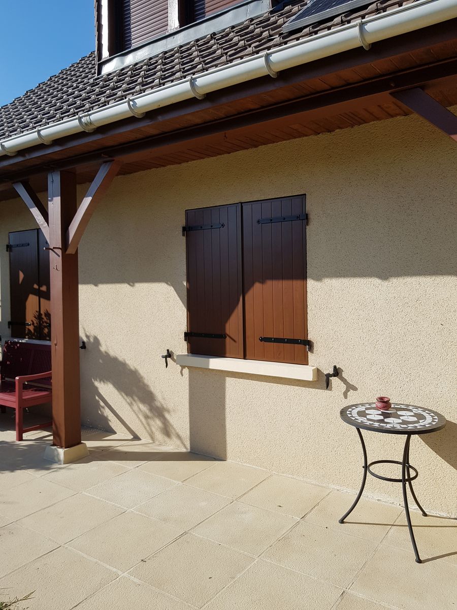 Volet battant aluminium lames orientables pose maison Seine-et-Marne