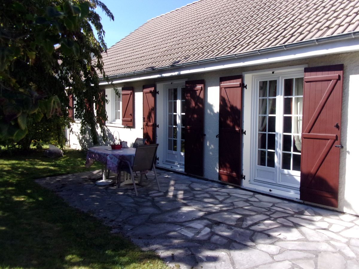 Volet battant aluminium gris pose sur mesure maison Ile-de-France