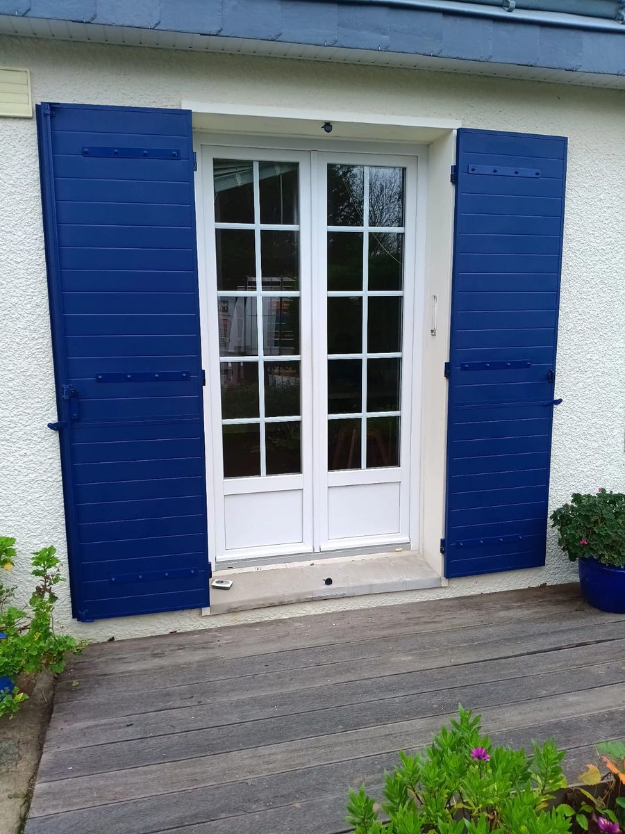 Volet battant aluminium rouge brique pose fenetre pavillon Yvelines