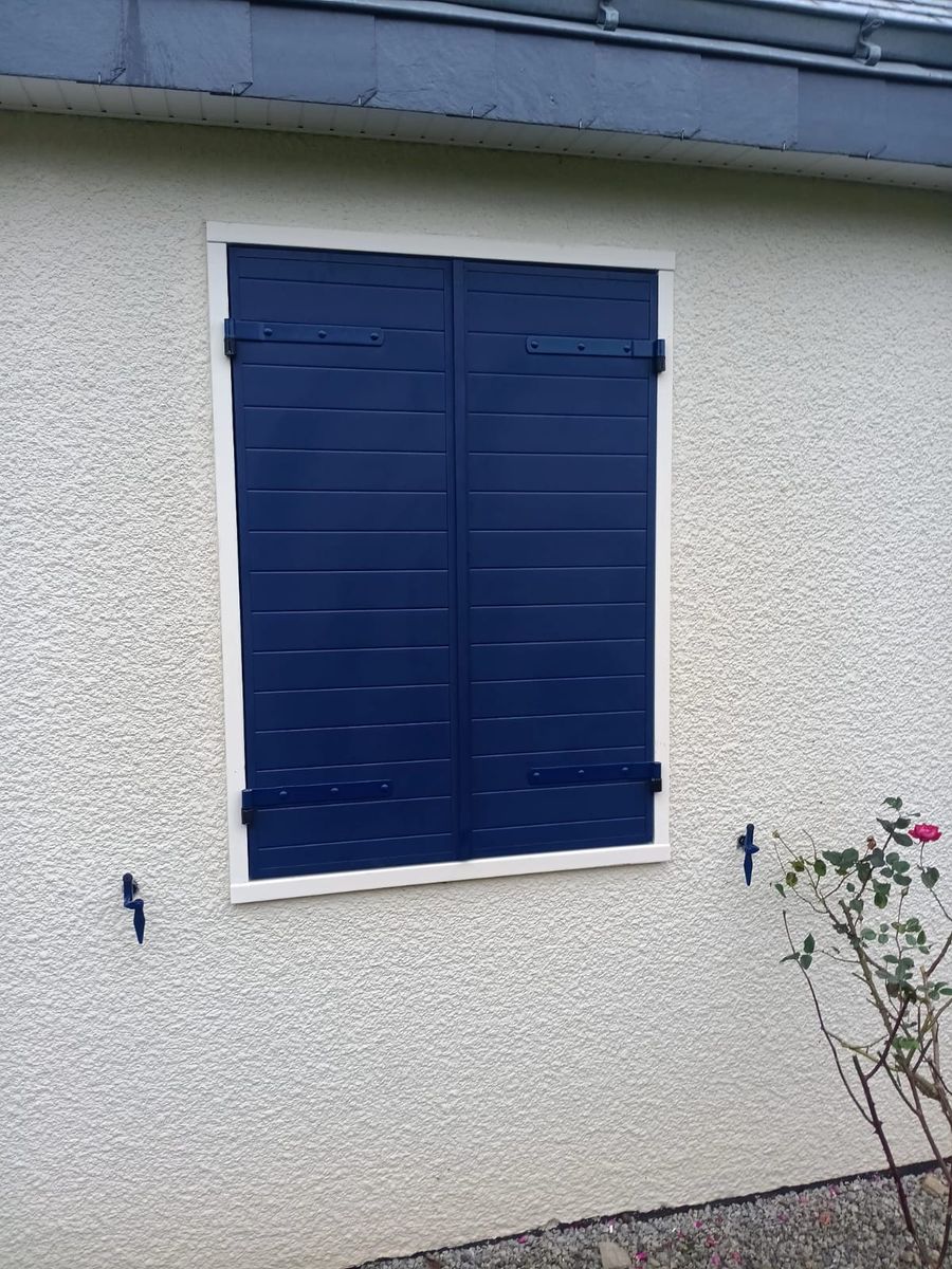 Volet battant aluminium rouge brique pose sur mesure region parisienne