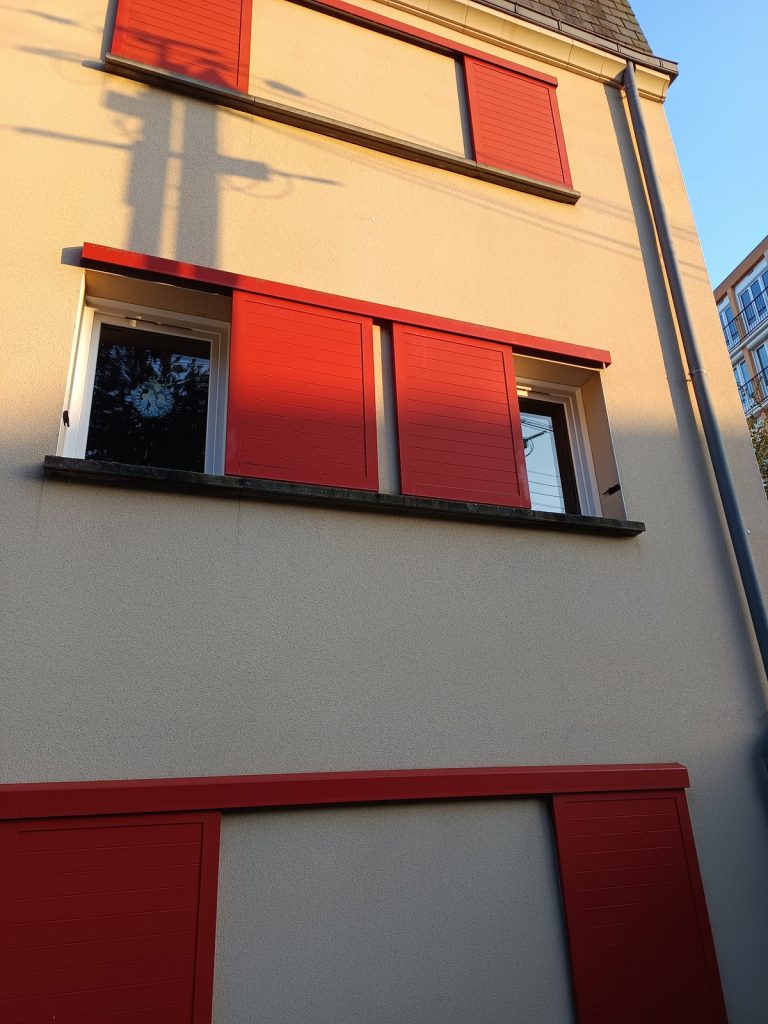 Volet coulissant aluminium rouge facade contemporaine