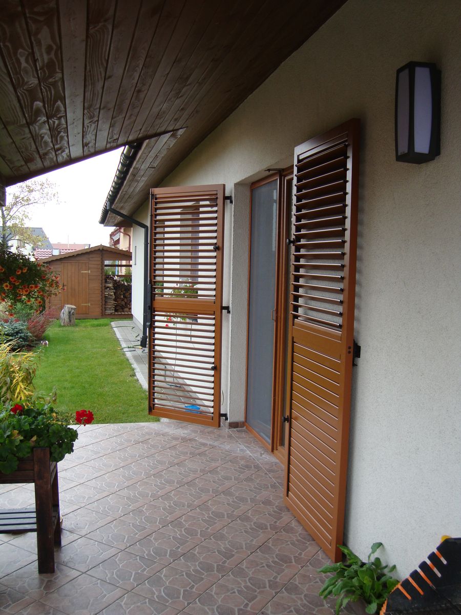 Volet battant aluminium ton bois chene dore pavillon pose 02