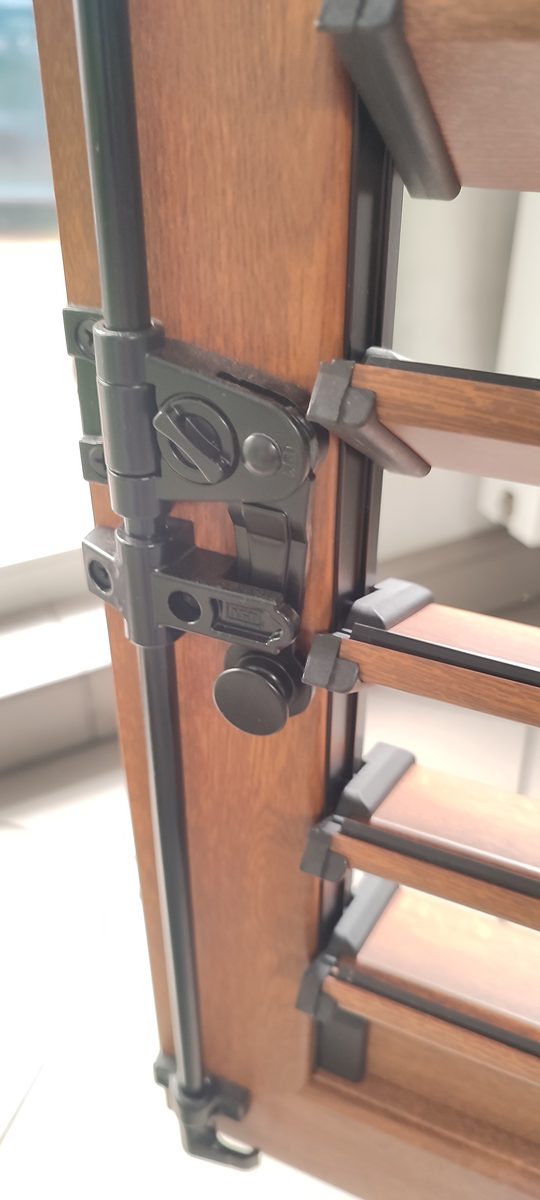 Volet battant aluminium ton bois detail cremone fermeture