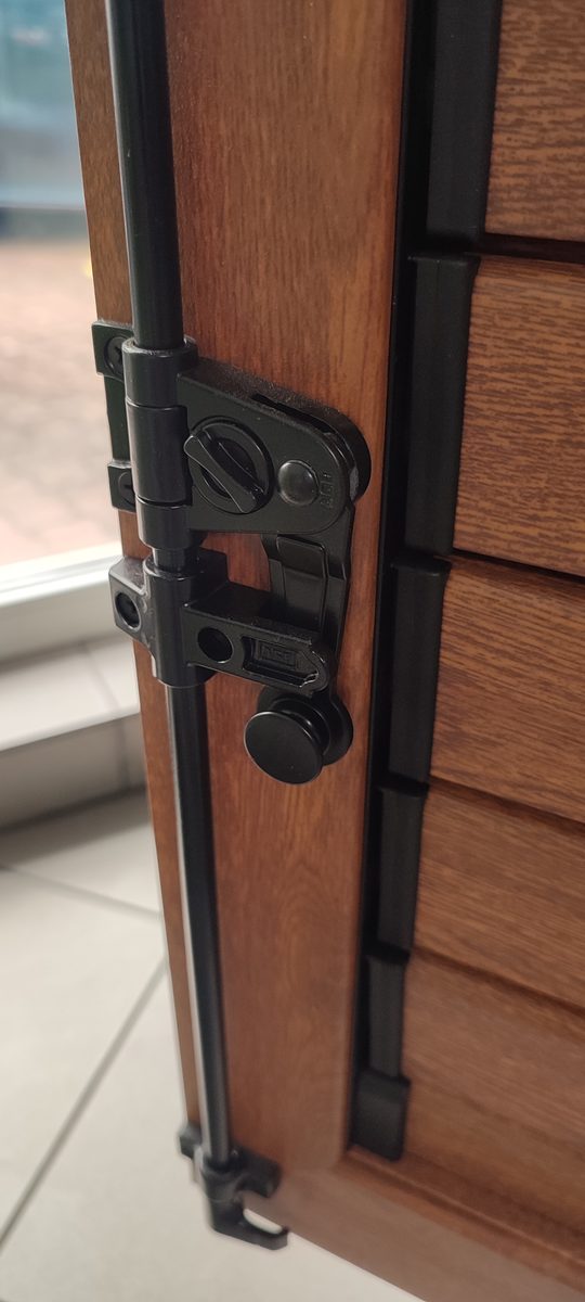 Volet battant aluminium ton bois detail cremone serrure