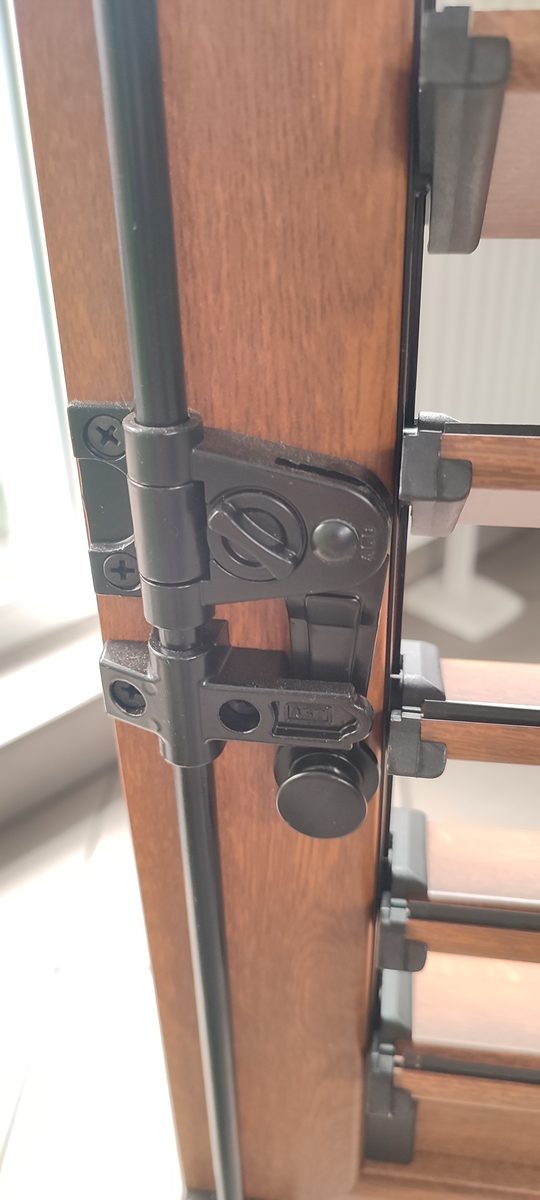 Volet battant aluminium ton bois detail cremone verrouillage