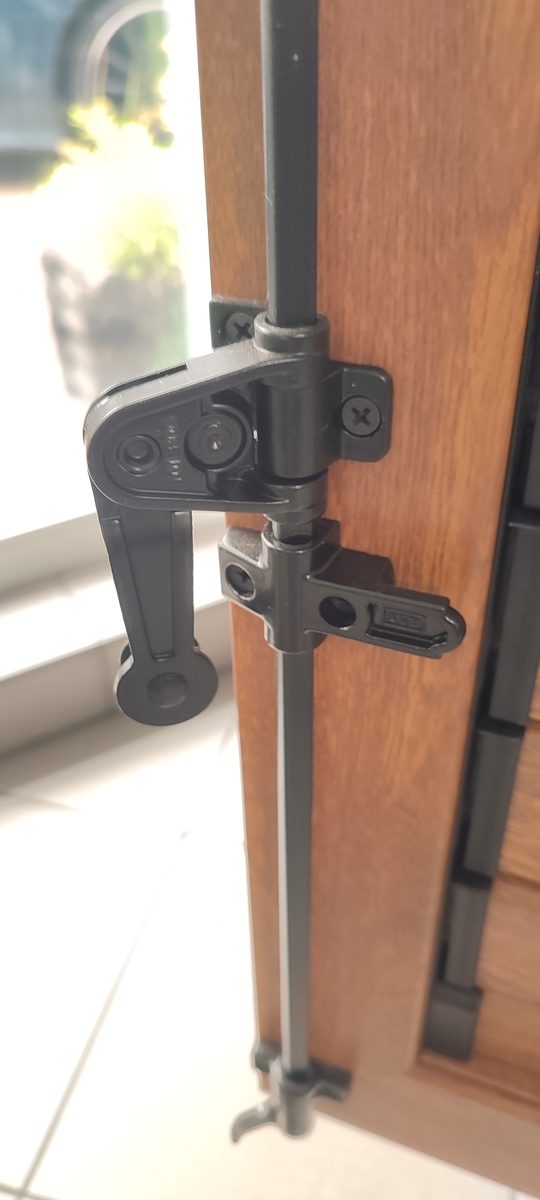 Volet battant aluminium ton bois detail paumelle bas